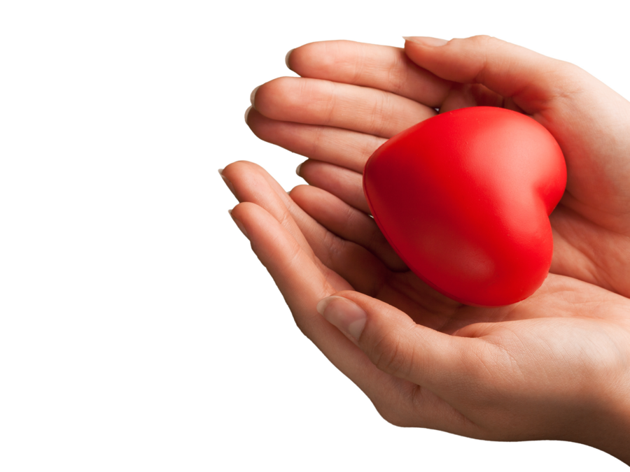 Auxiliaire de Santé deux mains tiennent un coeur pour l'aide-soignant et la prévention des maladies cardiovasculaire